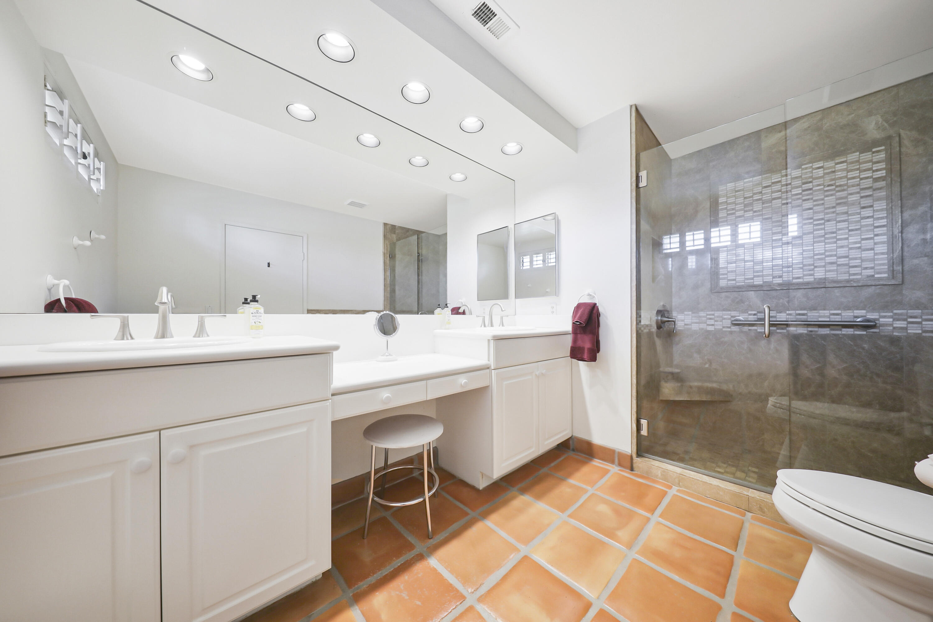 17 La Cerra Circle Rancho Mirage, CA 92270 - Photo 19 of 47 Primary Bathroom