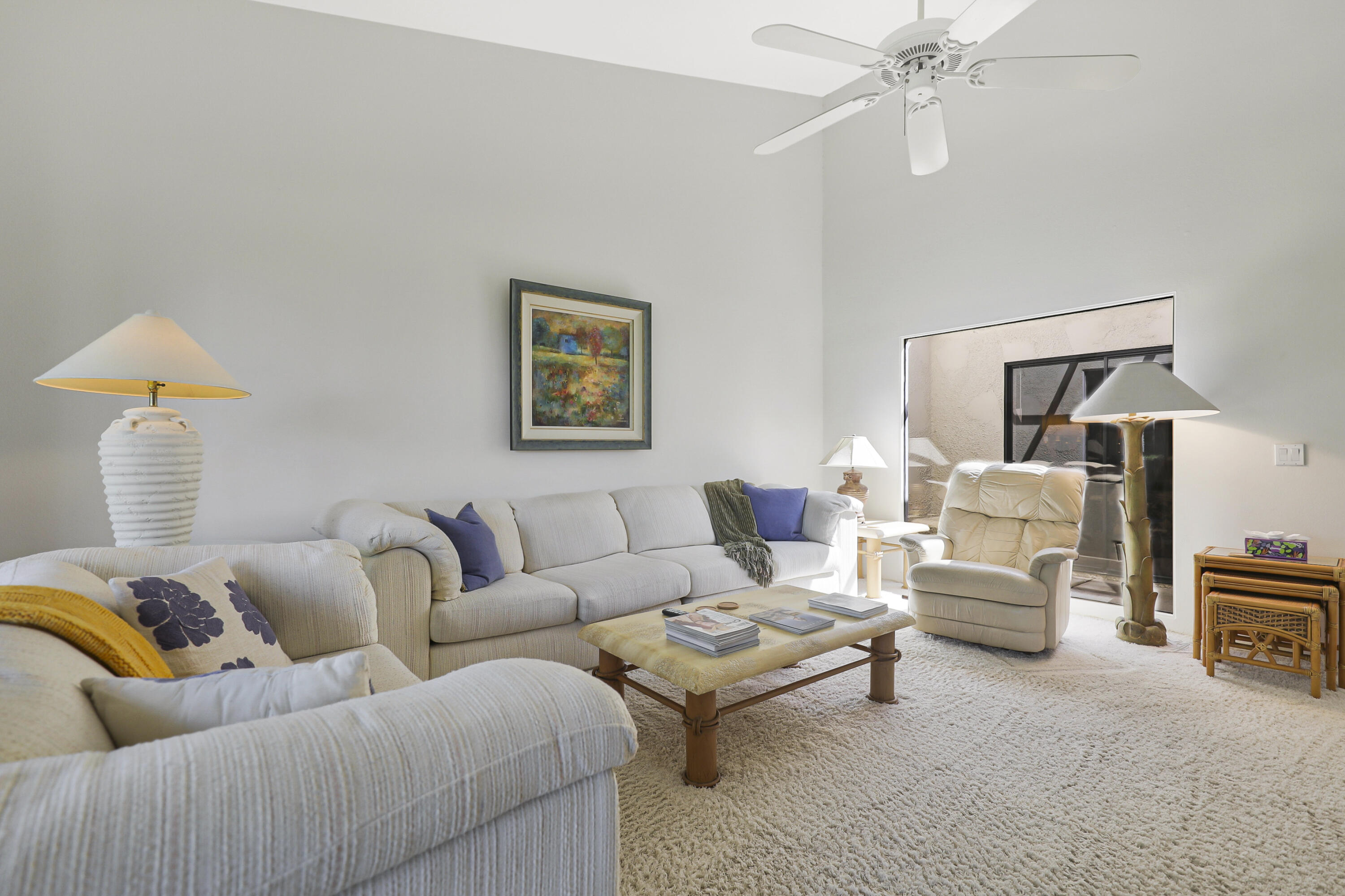 17 La Cerra Circle Rancho Mirage, CA 92270 - Photo 4 of 47 Living Room