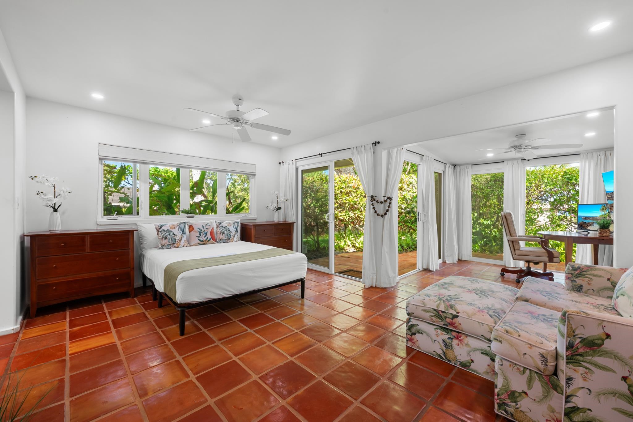 20 Hui Road East, Unit 35 Lahaina, HI 96761 - Photo 14 of 50 a living room with furniture and large windows