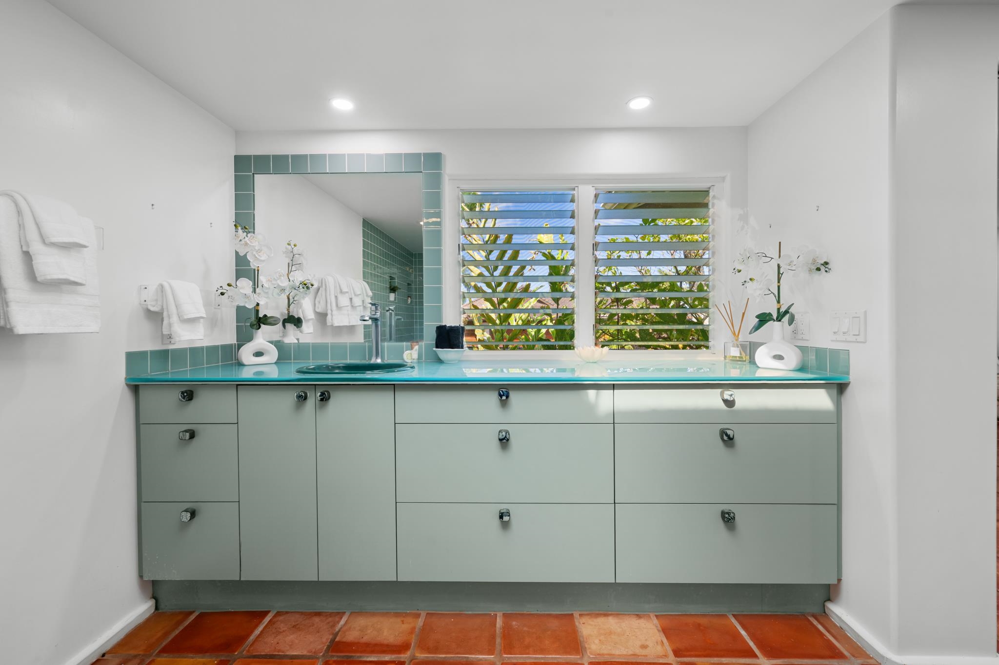 20 Hui Road East, Unit 35 Lahaina, HI 96761 - Photo 21 of 50 a bathroom with a sink and a mirror