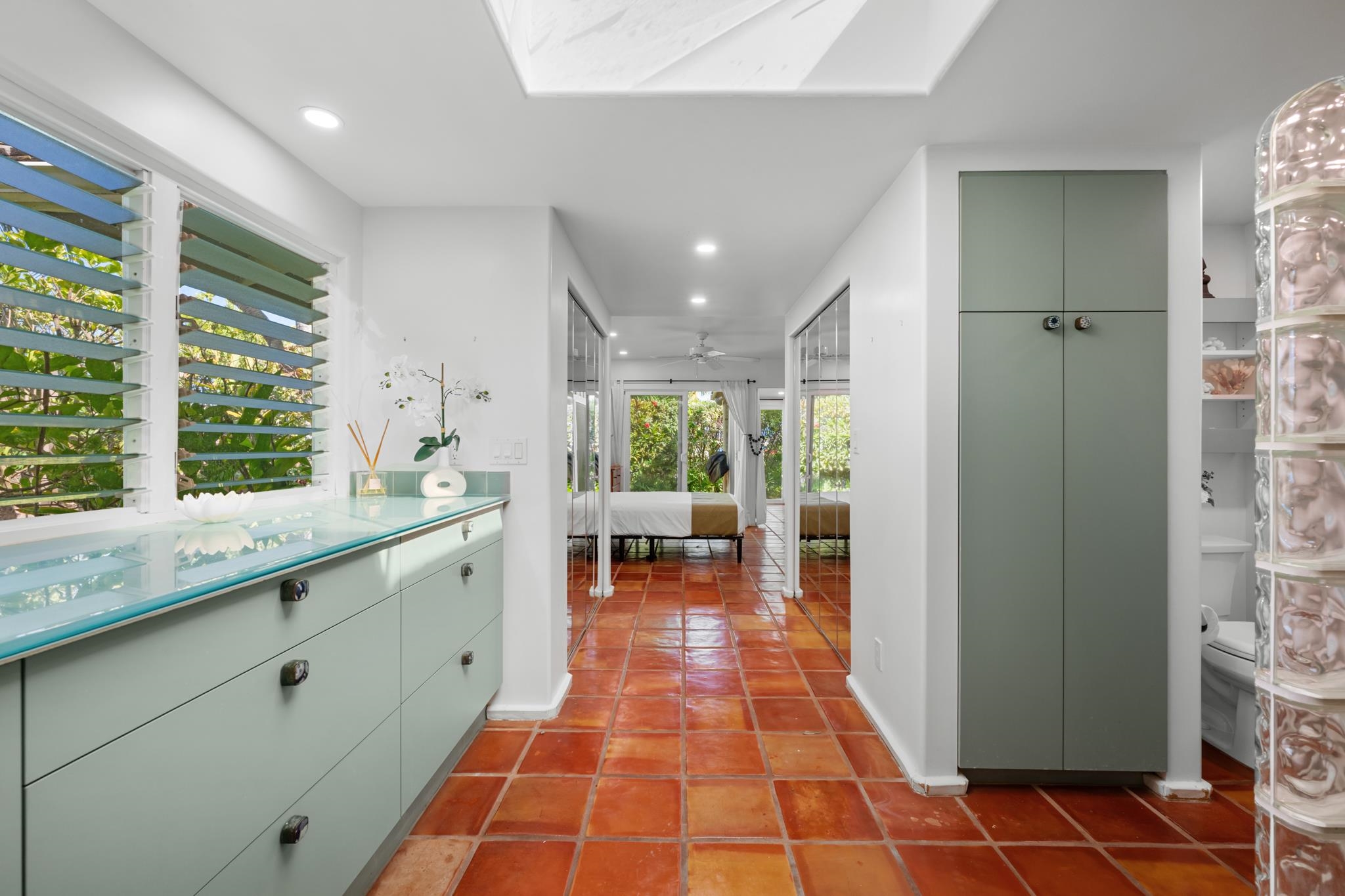20 Hui Road East, Unit 35 Lahaina, HI 96761 - Photo 22 of 50 a bathroom with a large mirror and a bathtub