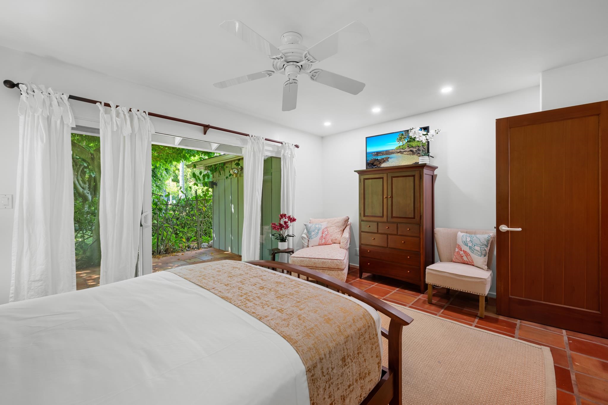 20 Hui Road East, Unit 35 Lahaina, HI 96761 - Photo 26 of 50 a bedroom with a bed and a chandelier