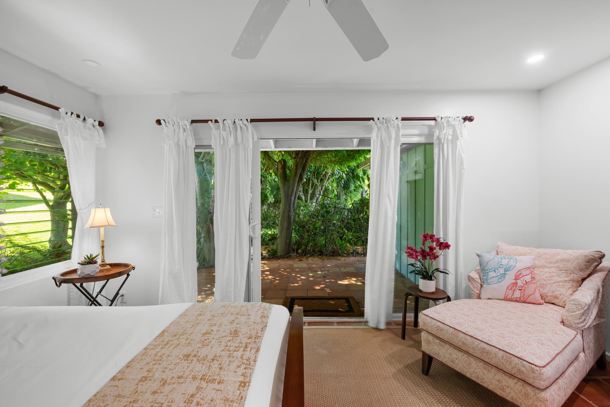 20 Hui Road East, Unit 35 Lahaina, HI 96761 - Photo 28 of 50 a living room with furniture and a large window