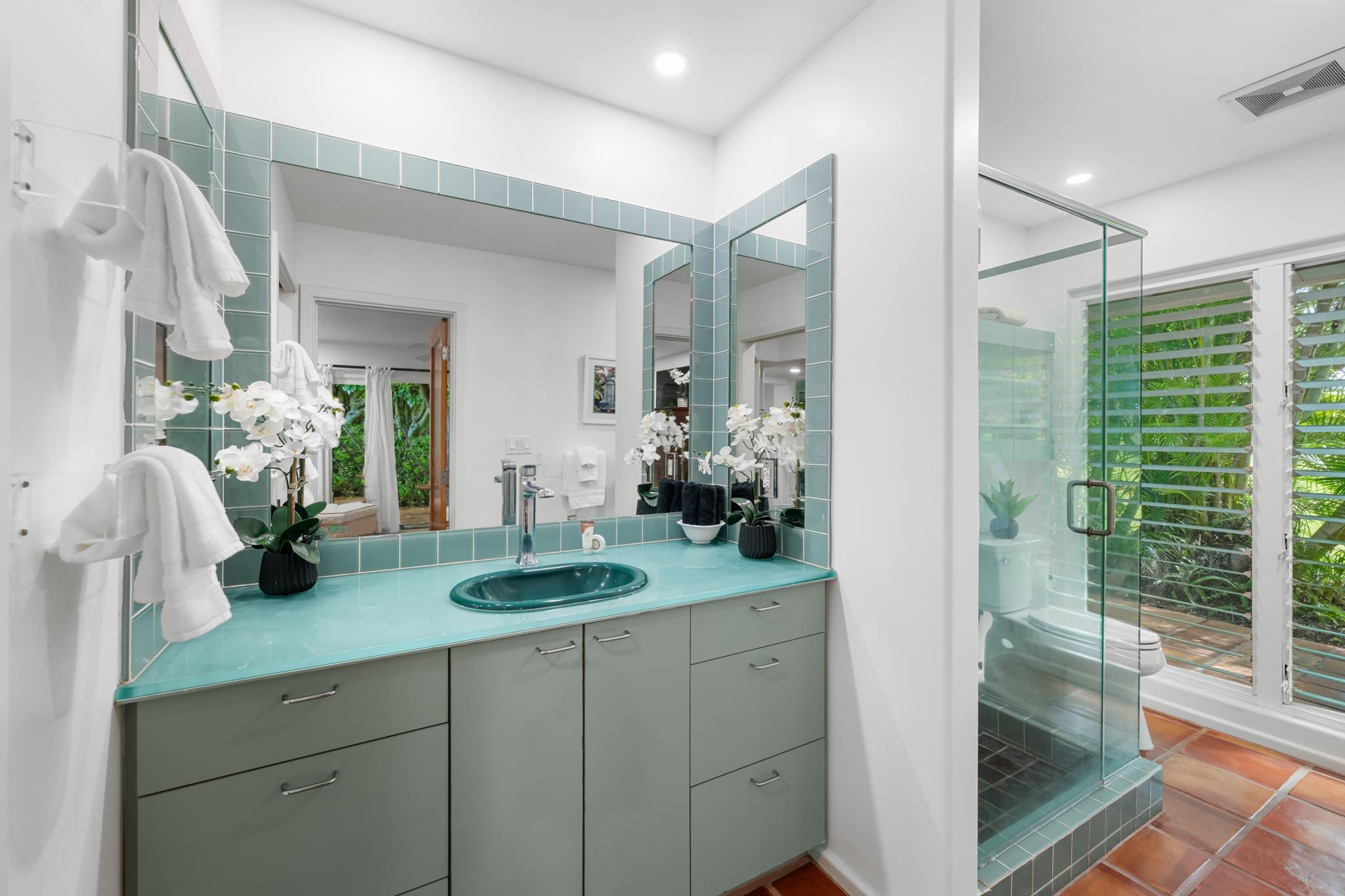 20 Hui Road East, Unit 35 Lahaina, HI 96761 - Photo 34 of 50 a bathroom with sink and mirror