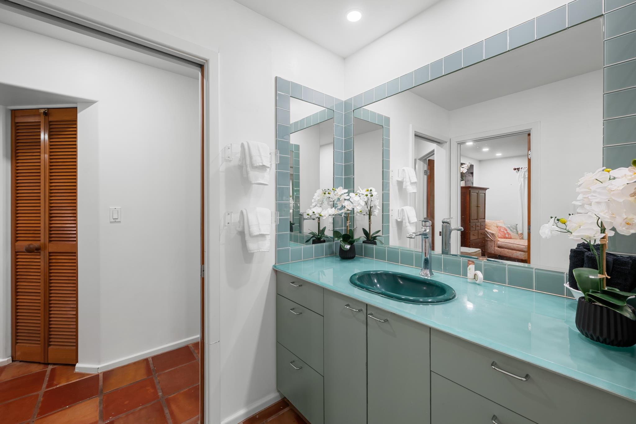 20 Hui Road East, Unit 35 Lahaina, HI 96761 - Photo 35 of 50 a bathroom with sink and mirror