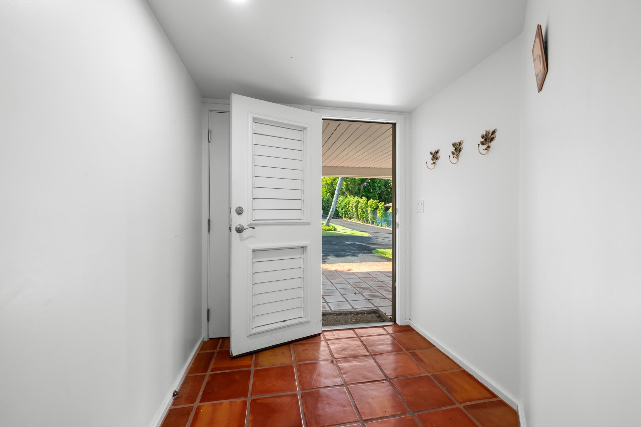 20 Hui Road East, Unit 35 Lahaina, HI 96761 - Photo 37 of 50 a view of an entryway with a workspace