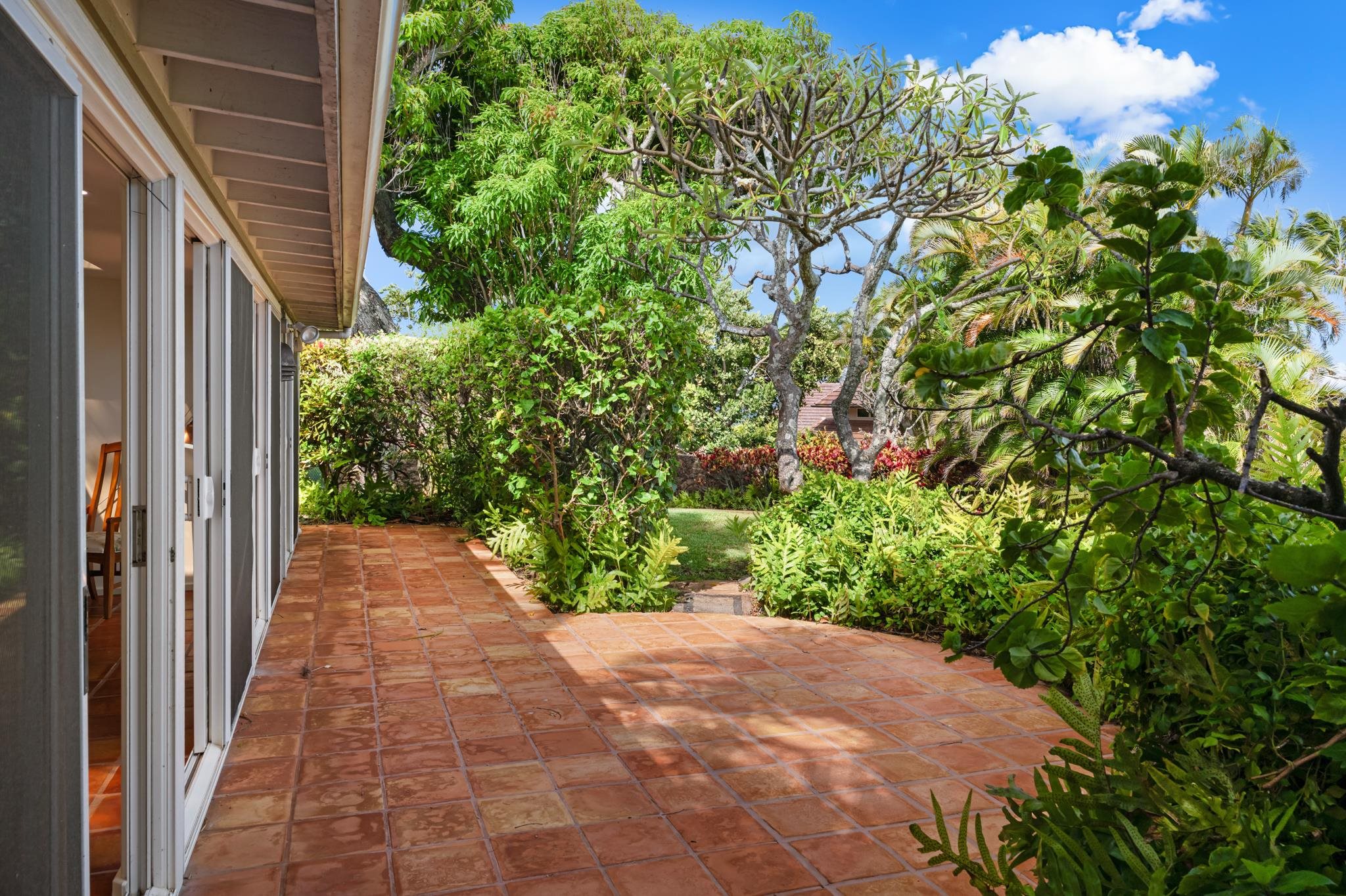 20 Hui Road East, Unit 35 Lahaina, HI 96761 - Photo 40 of 50 a view of a pathway both side of a house