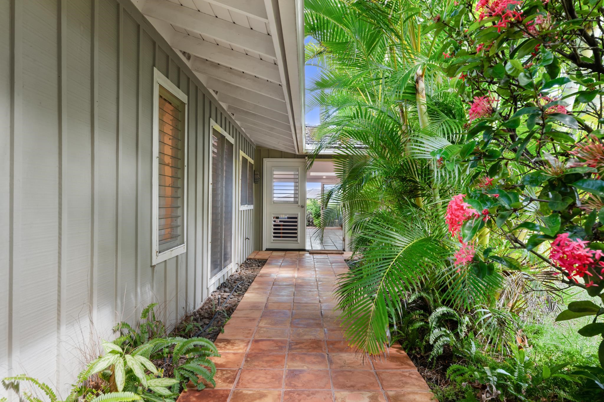 20 Hui Road East, Unit 35 Lahaina, HI 96761 - Photo 42 of 50 a view of a pathway that has potted plants