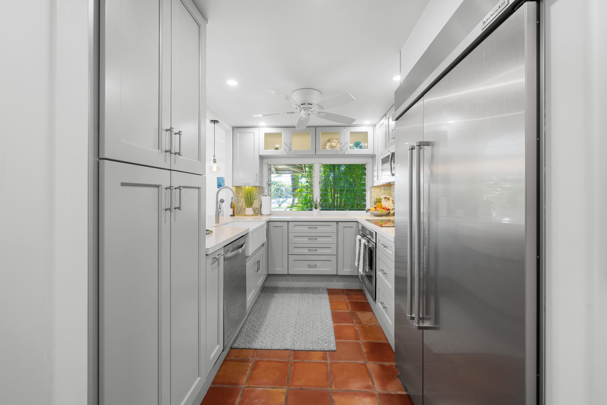 20 Hui Road East, Unit 35 Lahaina, HI 96761 - Photo 9 of 50 a bathroom with a sink a toilet and shower