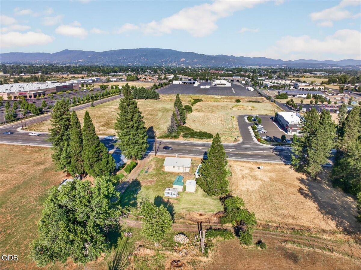 4082 Table Rock Road Central Point, OR 97502 - Photo 10 of 35