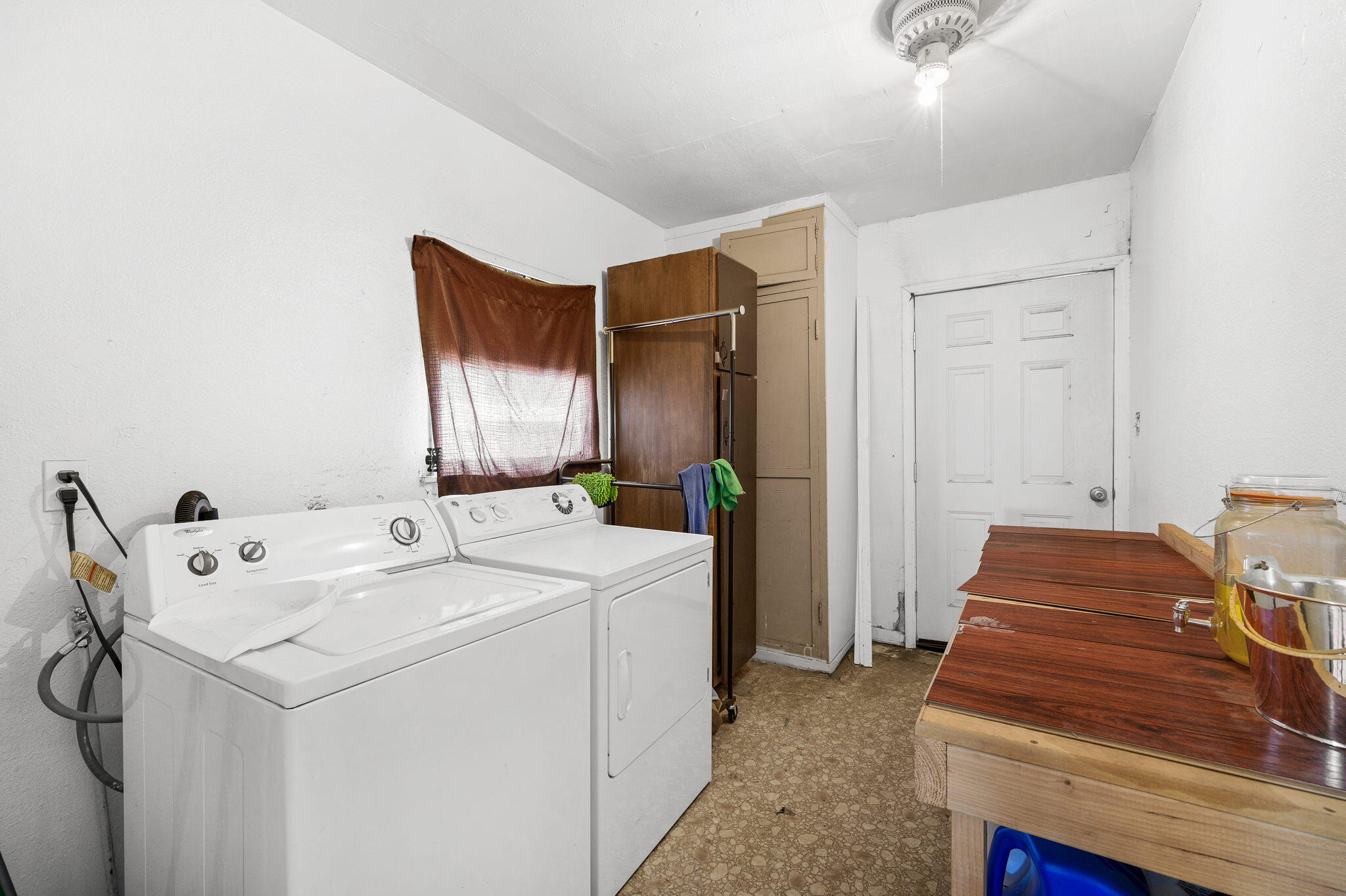 54521 Calhoun Street Thermal, CA 92274 - Photo 21 of 34 a utility room with dryer and washer
