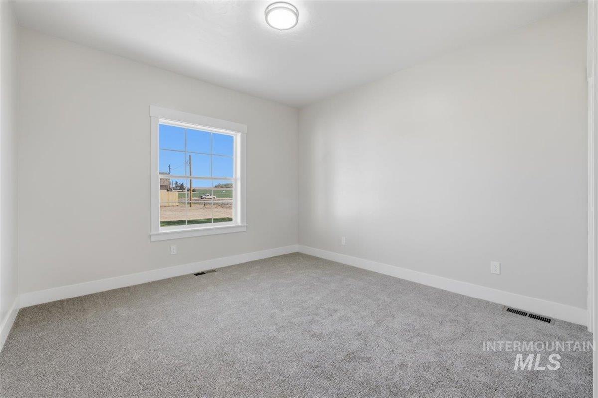 29343 Dixie Road Parma, ID 83660 - Photo 29 of 35 Spare room featuring light carpet and baseboards
