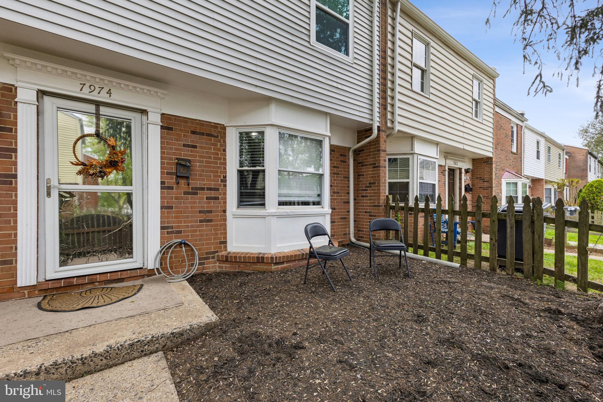7974 Community Drive Manassas, VA 20109 - Photo 2 of 27 Charming entryway with cozy seating.