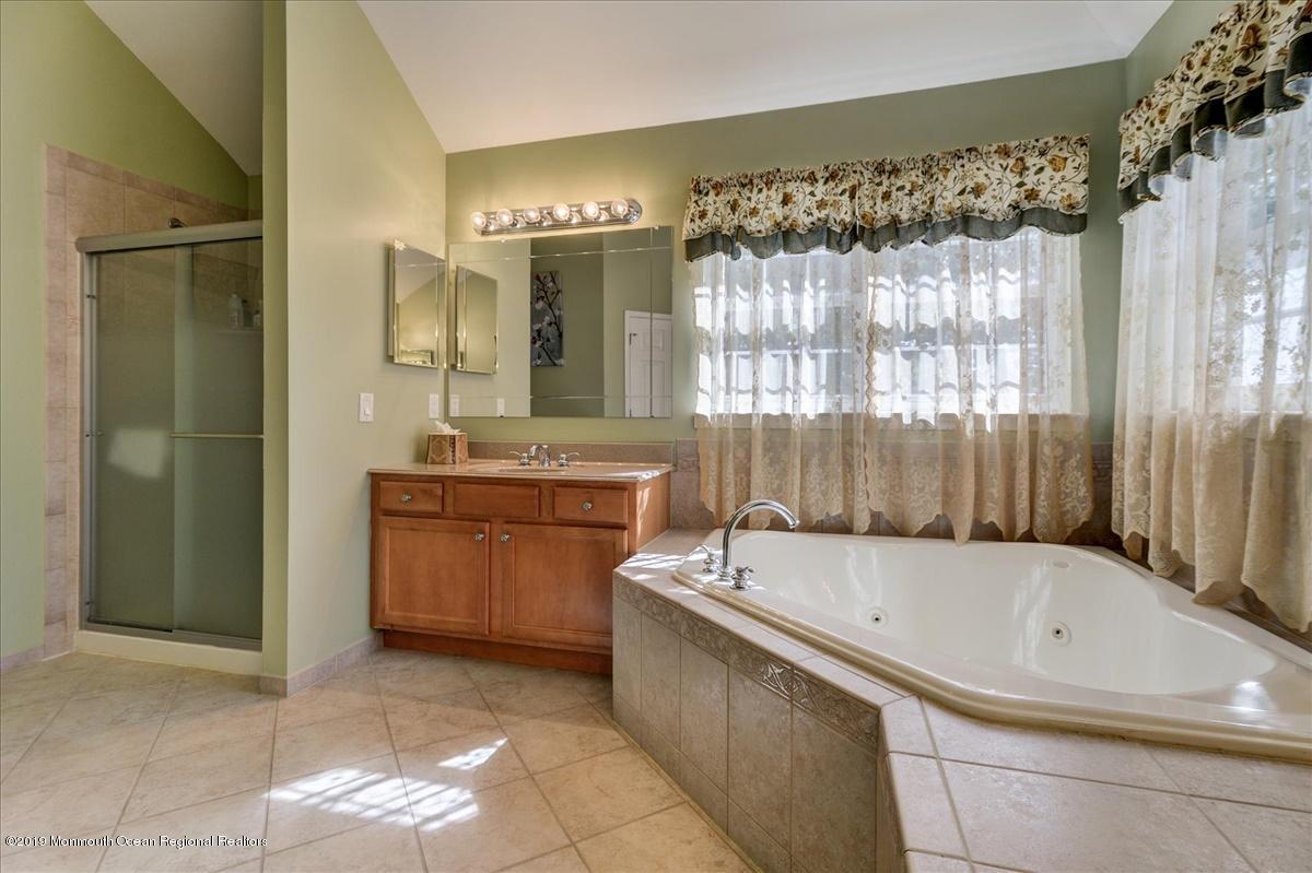 39 Mill Pond Road Jackson, NJ 08527 - Photo 19 of 35 19-Master Bathroom