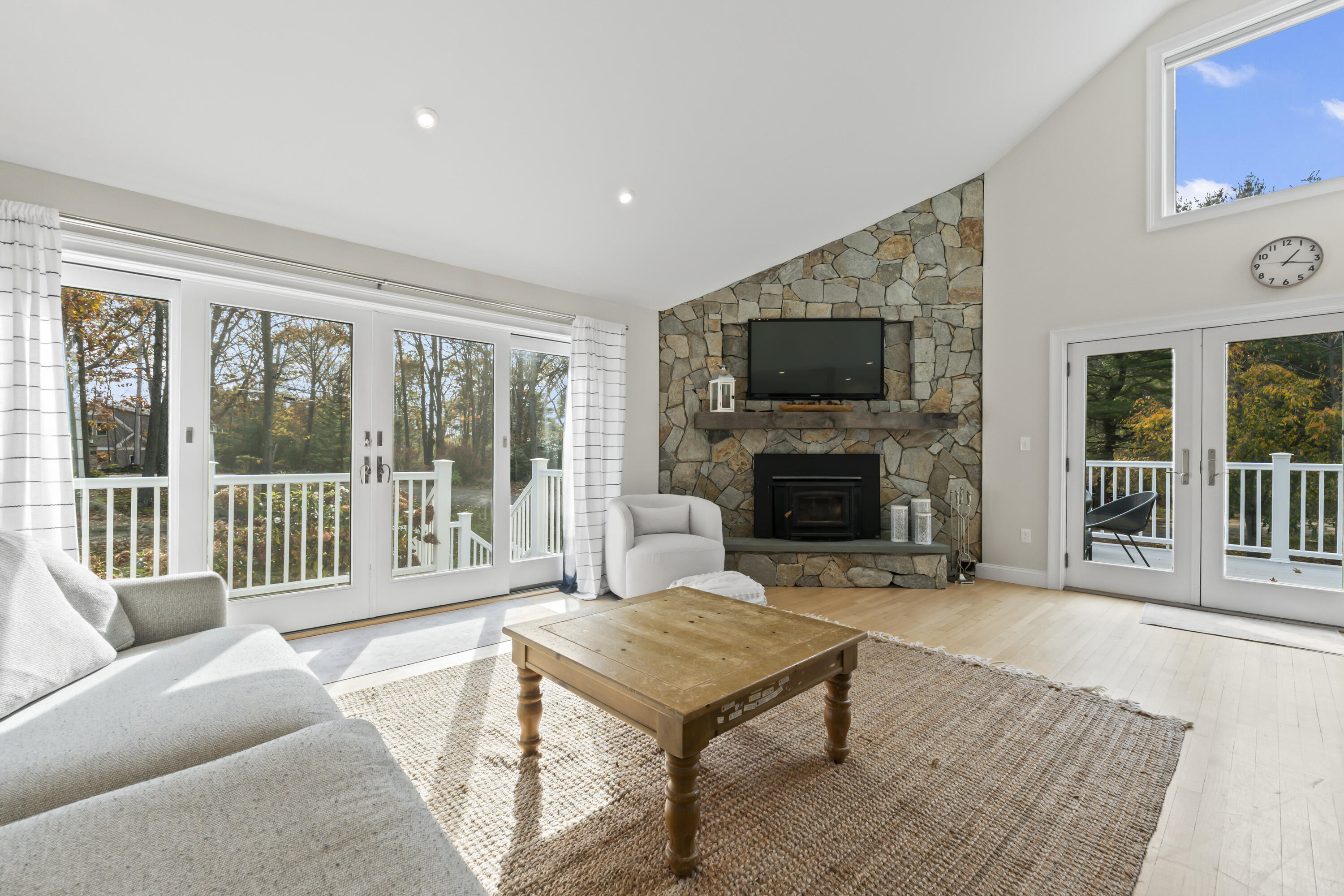 510 Shore Road York, ME 03902 - Photo 8 of 57 Living Room