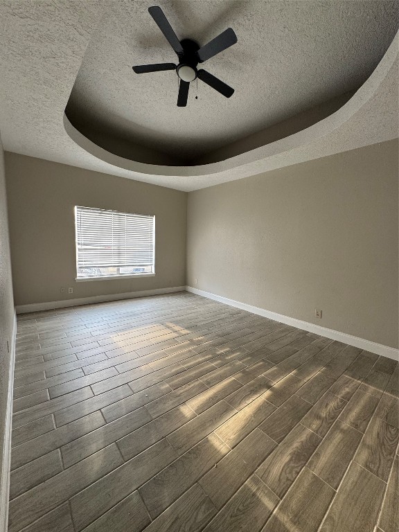 8100 Leonora Street, Unit K3 Houston, TX 77061 - Photo 12 of 15 en empty room with windows and ceiling fan