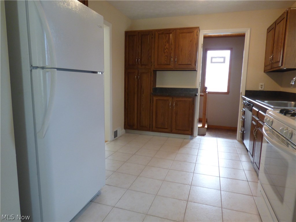1604 Sunview Road Cleveland, OH 44124 - Photo 10 of 28