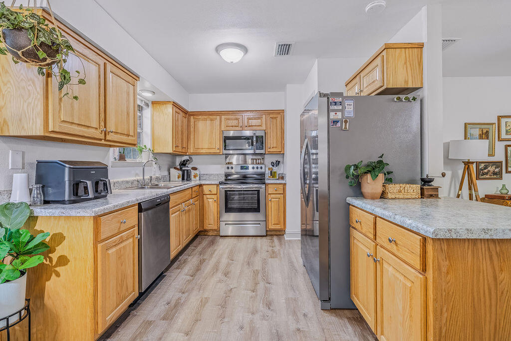5360 Monterrey Road Crestview, FL 32539 - Photo 10 of 32 Kitchen