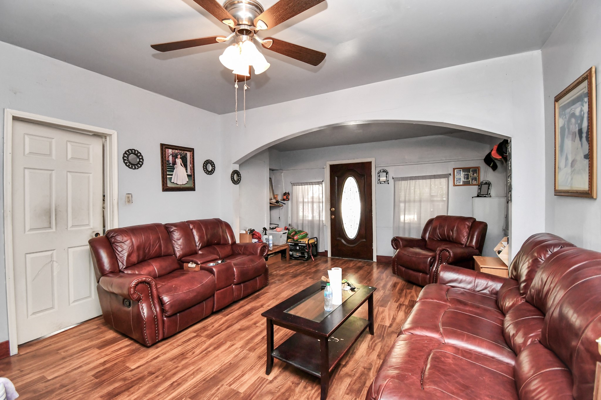7908 John Street Houston, TX 77012 - Photo 14 of 30 a living room with furniture