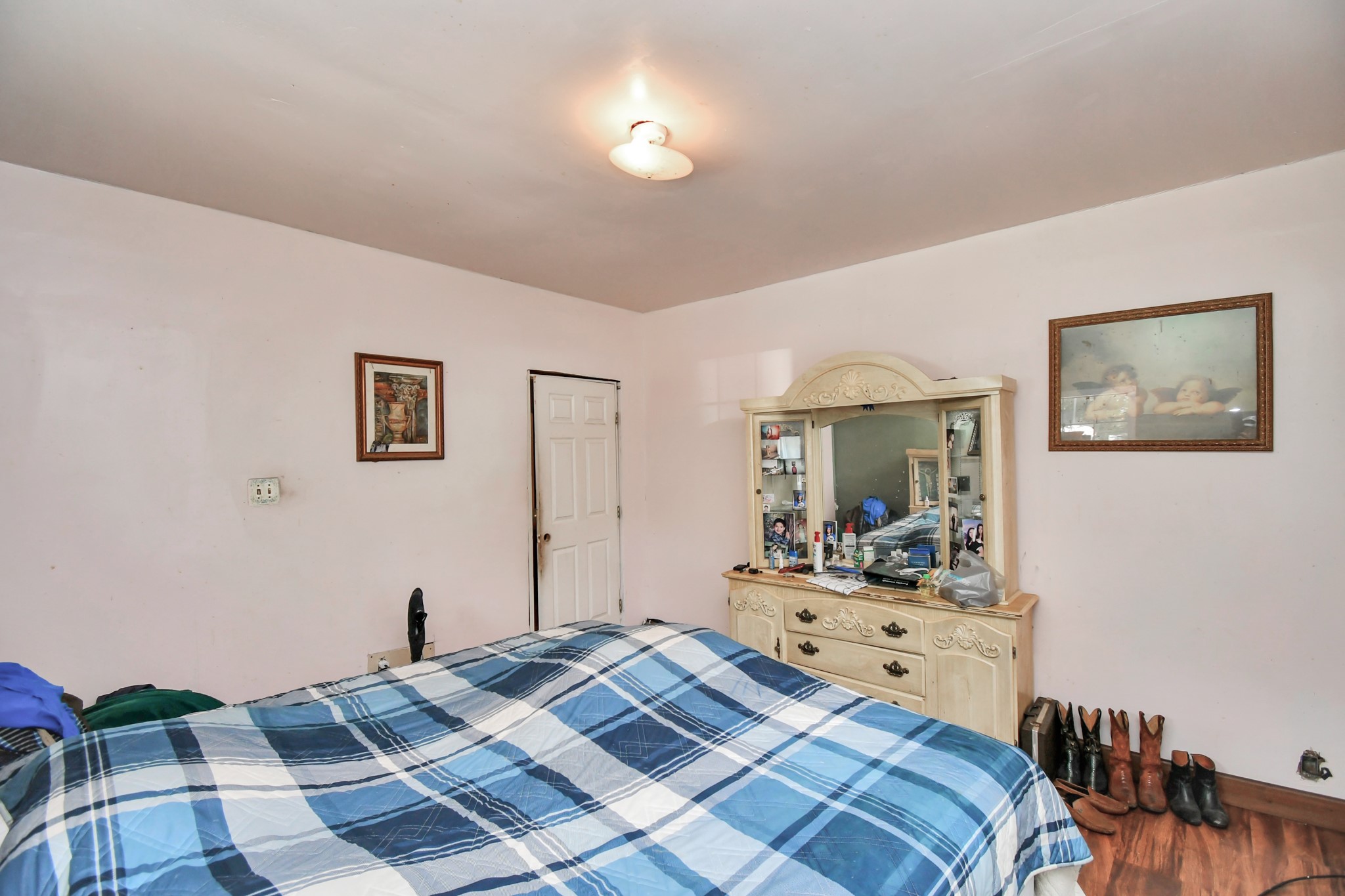 7908 John Street Houston, TX 77012 - Photo 19 of 30 a bedroom with a bed and a lamp on dresser