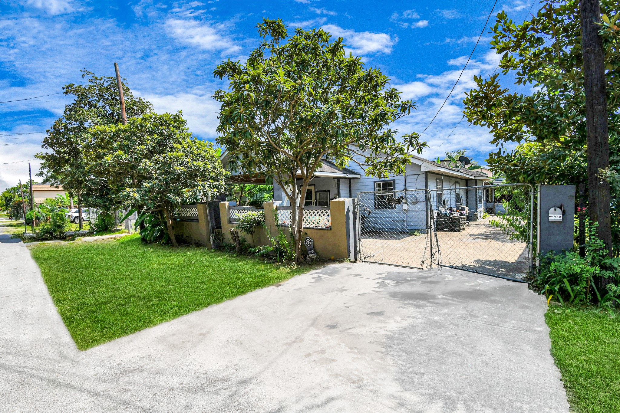 7908 John Street Houston, TX 77012 - Photo 2 of 30 front view of a house with a small yard