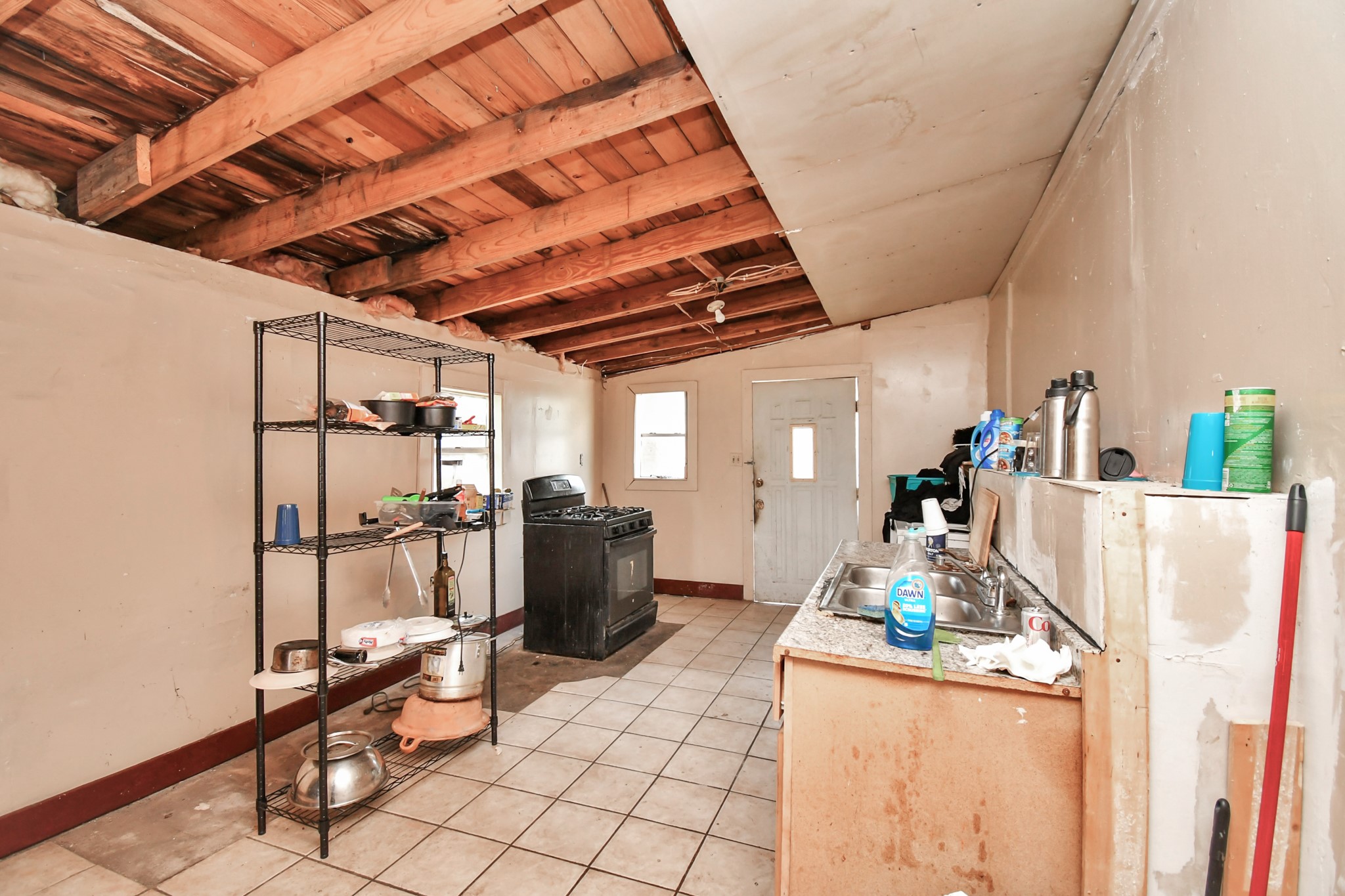 7908 John Street Houston, TX 77012 - Photo 22 of 30 a living room with furniture