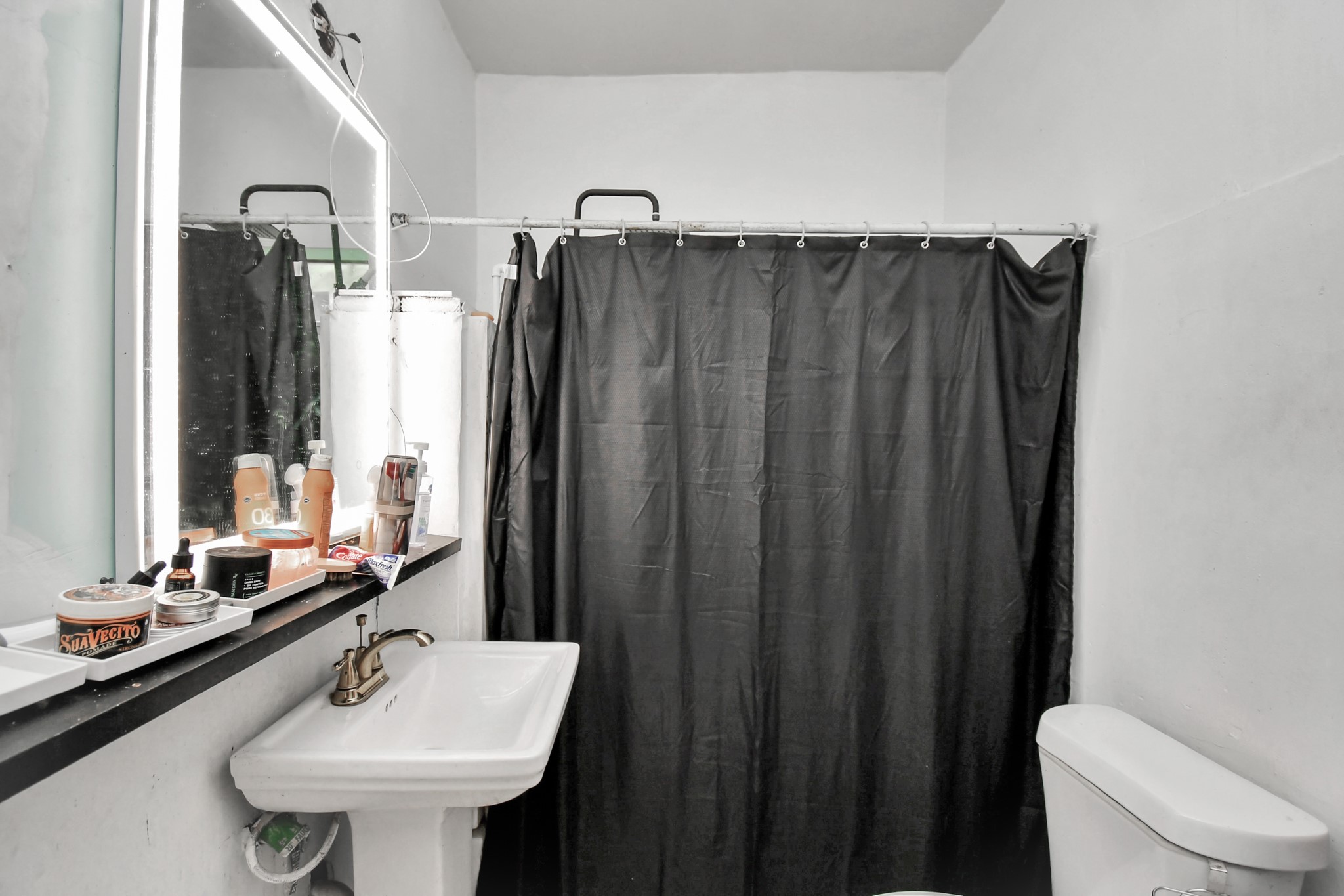 7908 John Street Houston, TX 77012 - Photo 29 of 30 a bathroom with a sink a toilet and shower