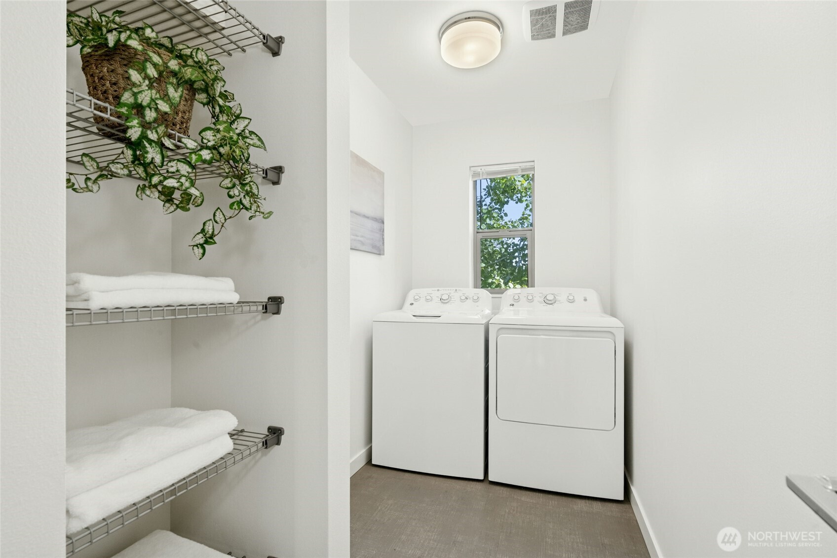 18512 Wallingford Avenue North Shoreline, WA 98133 - Photo 25 of 32 a bathroom with a sink and mirror with bathtub