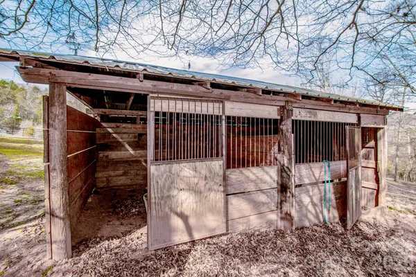 a view of a house with backyard