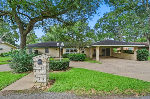 $2,200 | 1335 Kathy Avenue, Sealy, TX 77474