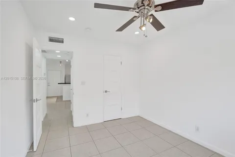 $209,999 | 3050 Northeast 5th Terrace, Unit 13, Wilton Manors, FL 33334
