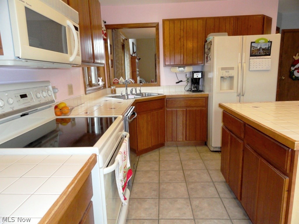 5067 Ayers Road Andover, OH 44003 - Photo 9 of 19 ... and all appliances are included.