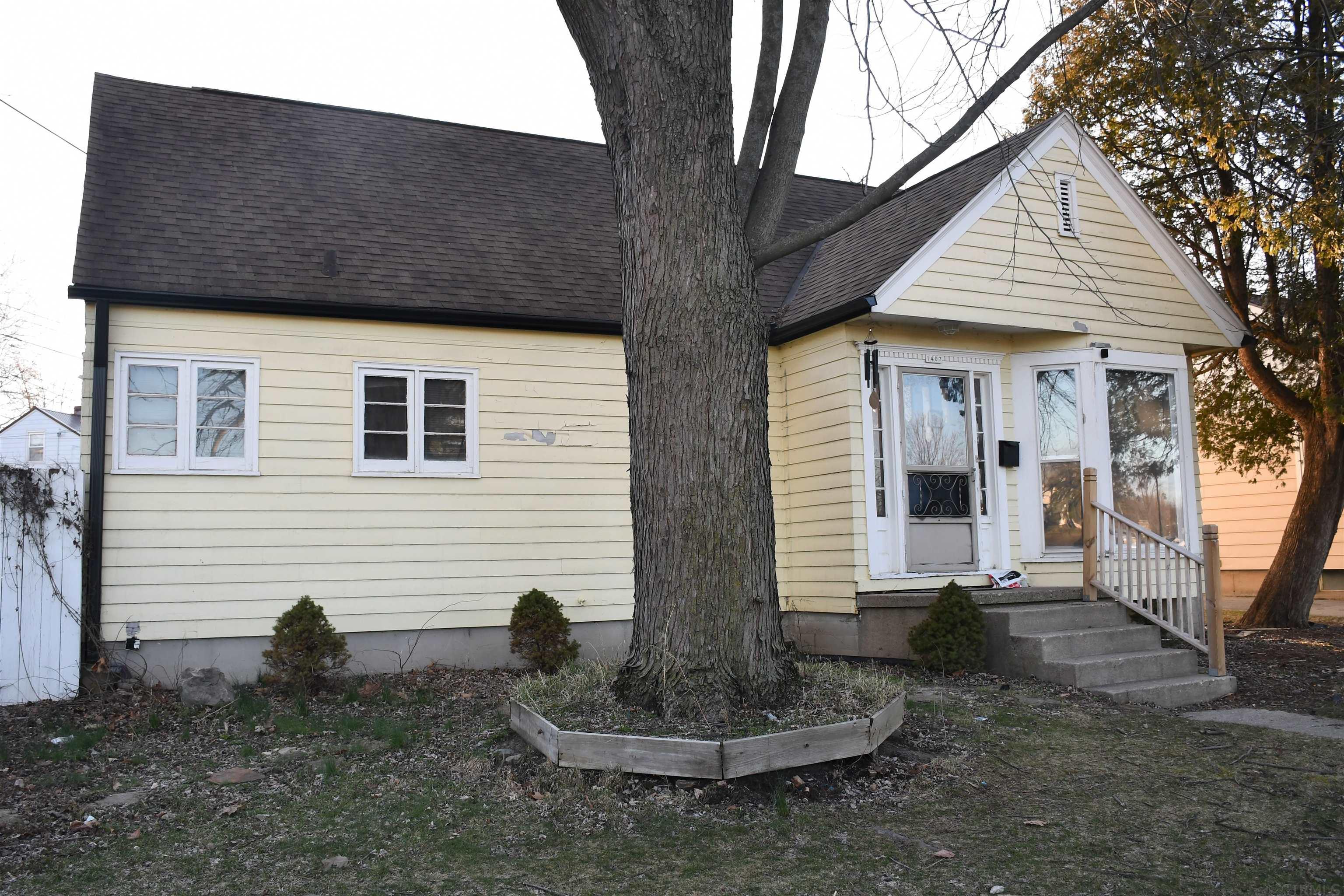 1407 Cherokee Road Fort Wayne, IN 46808 - Photo 1 of 22