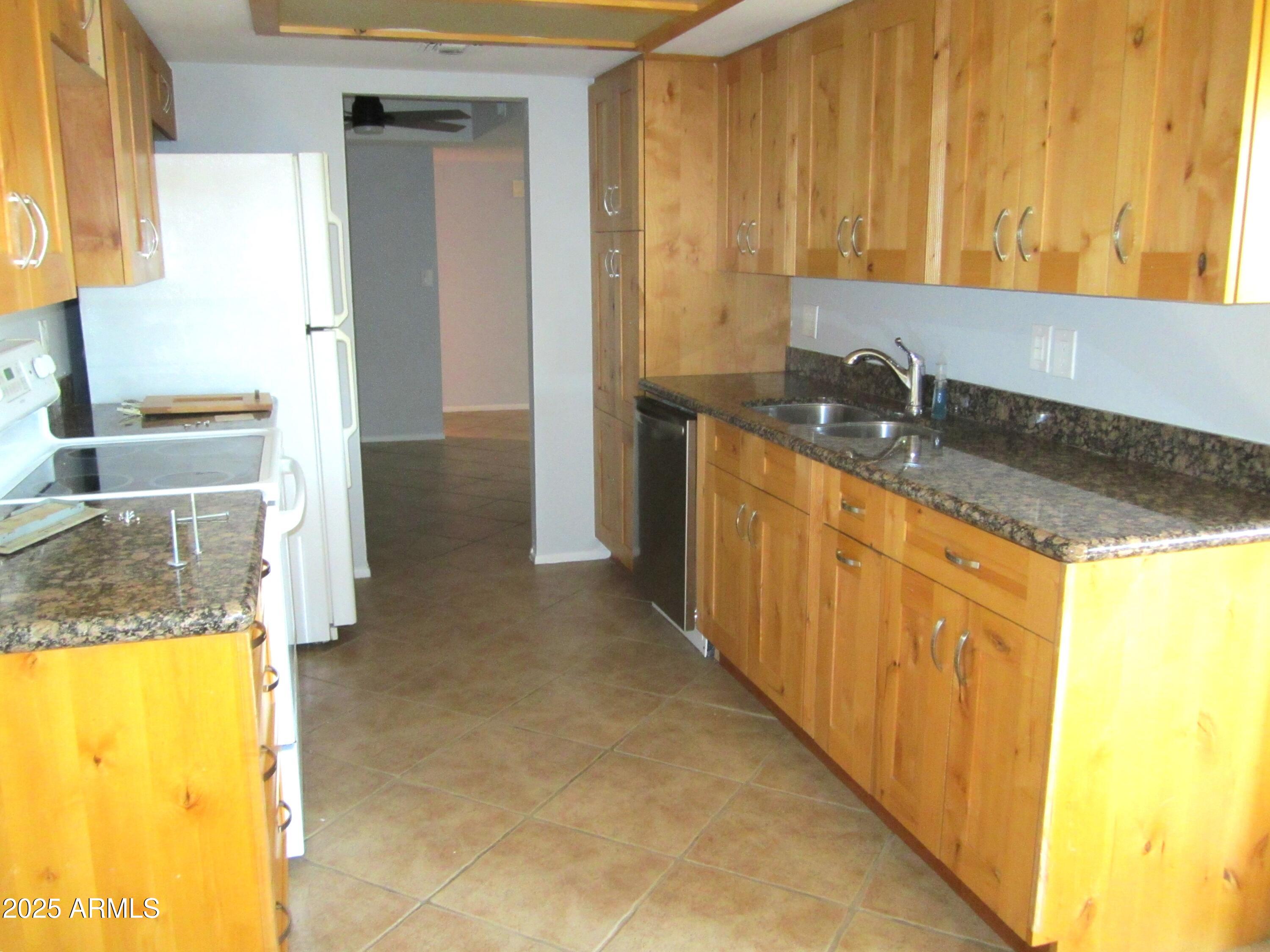 4303 East Cactus Road, Unit 331 Phoenix, AZ 85032 - Photo 6 of 34 9-331 GRANITE & SHAKER KITCHEN