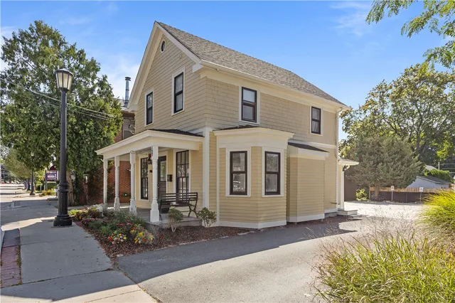 $1,800 | 74 Maple Avenue, Unit 1, Barrington, RI 02806