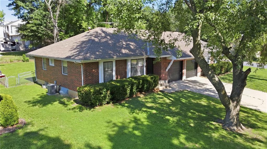 5900 Westridge Road Raytown, MO 64133 - Photo 3 of 26