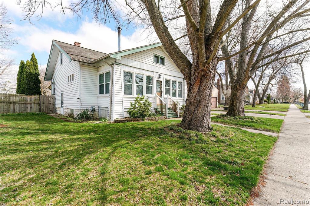 2210 Cambridge Road Berkley, MI 48072 - Photo 3 of 32