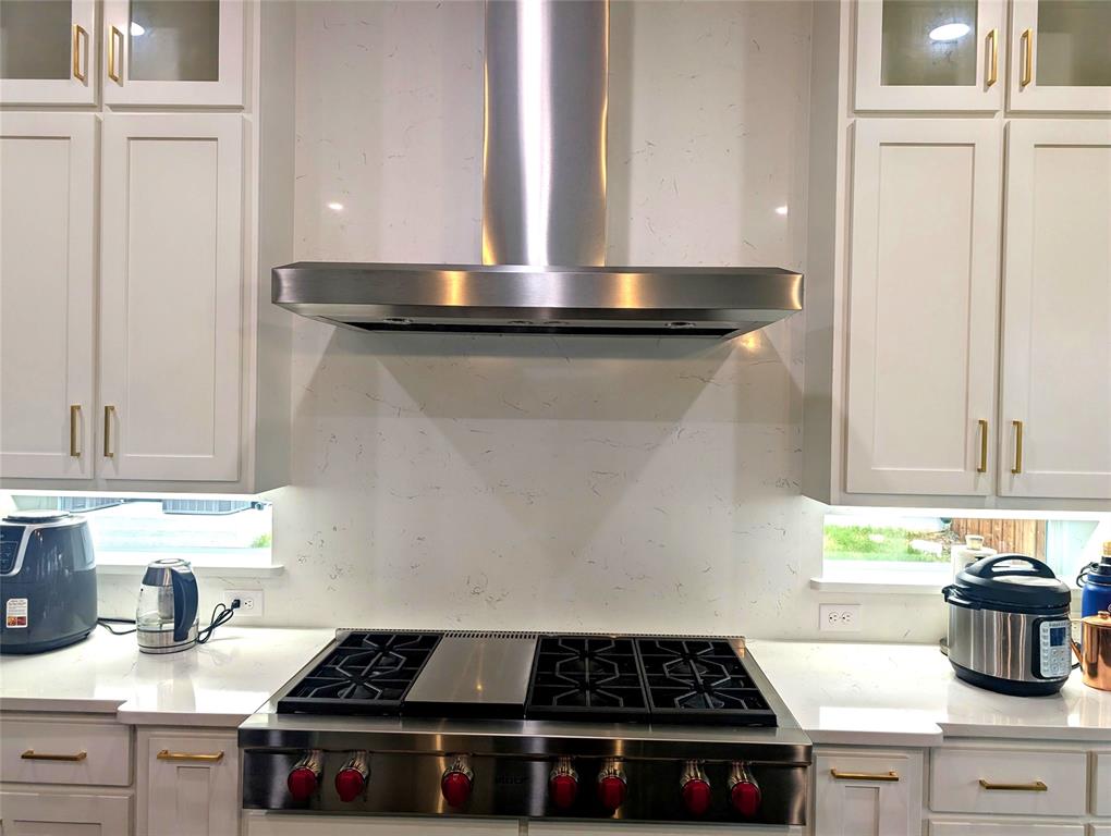 11991 Cloverdale Road Frisco, TX 75035 - Photo 10 of 40 a kitchen with a stove and a cabinets