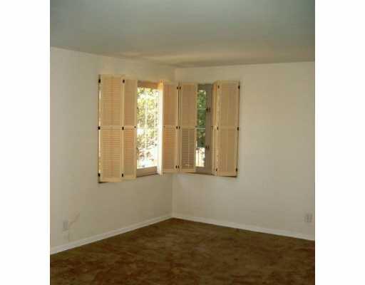524 Old Farm Road Pittsburgh, PA 15234 - Photo 2 of 8 Living Room.