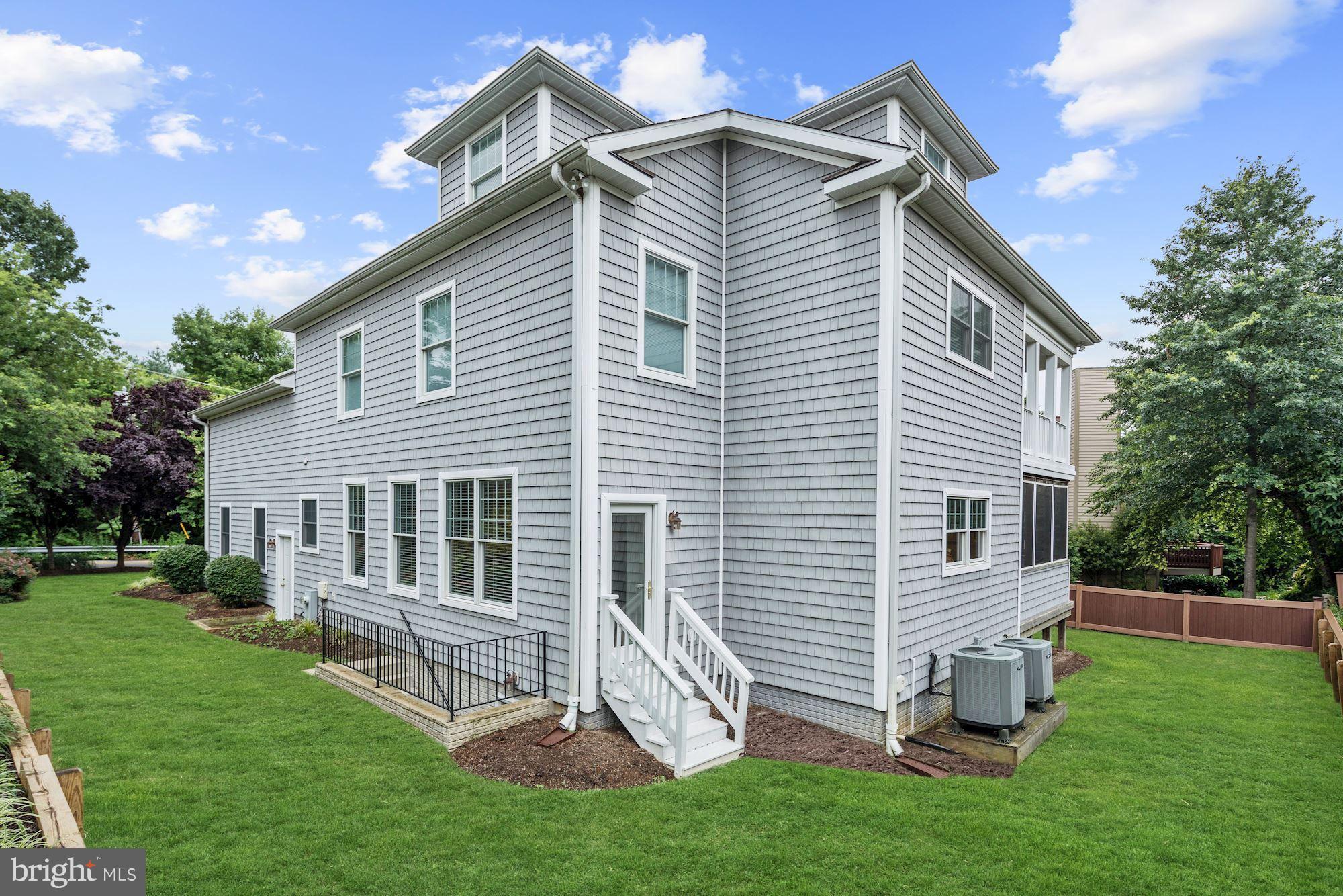 390 Ridgely Avenue Annapolis, MD 21401 - Photo 26 of 32 Rear Lawn and Stair from Breakfast Room
