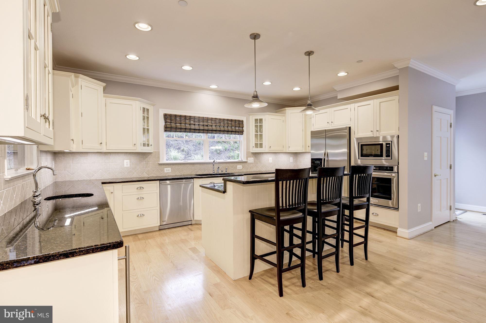390 Ridgely Avenue Annapolis, MD 21401 - Photo 4 of 32 Custom Kitchen w/ Island Breakfast Bar