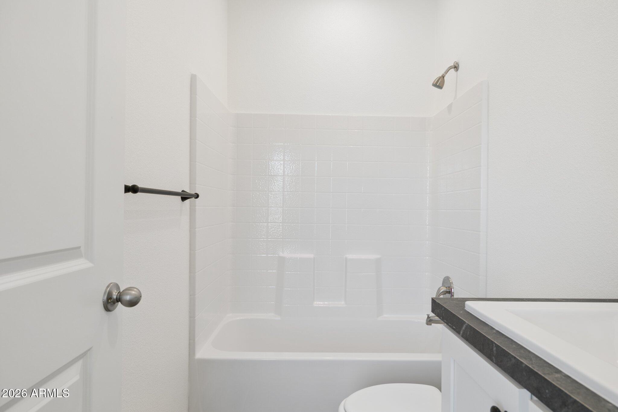 50044 West Century Road Maricopa, AZ 85139 - Photo 27 of 38 a bathroom with a bathtub