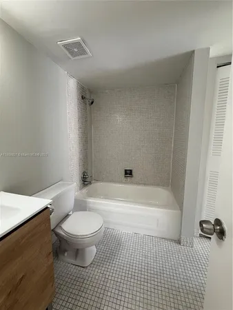 $1,900 | 4705 Northwest 7th Street, Unit 2037, Miami, FL 33126