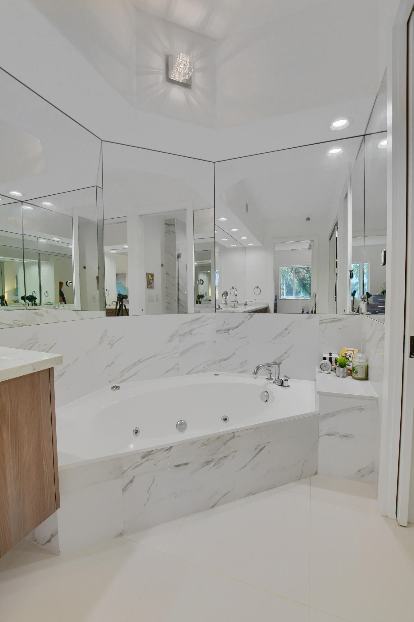 2548 Coco Plum Boulevard, Unit 704 Boca Raton, FL 33496 - Photo 28 of 39 LARGE BATH TUB