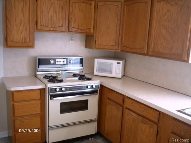 9855 Ruth Avenue Allen Park, MI 48101 - Photo 3 of 12 9855 Ruth 003.jpg