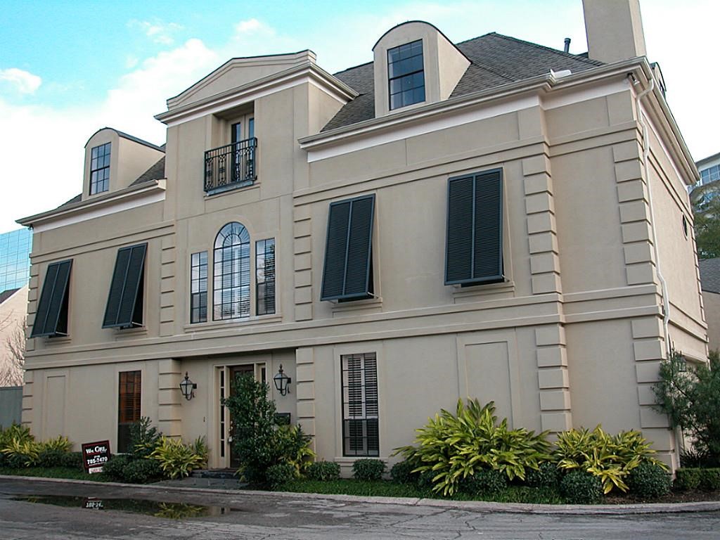516 South Post Oak Lane, Unit 7 Houston, TX 77056 - Photo 1 of 8 front view of a building