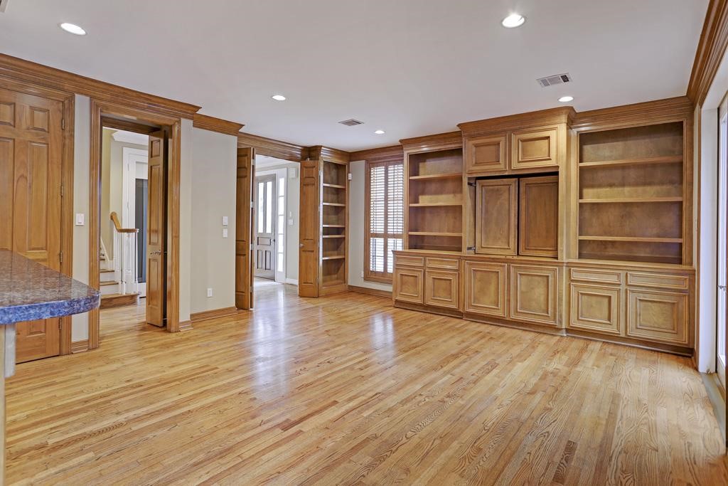 516 South Post Oak Lane, Unit 7 Houston, TX 77056 - Photo 4 of 8 a view of a livingroom with wooden floor