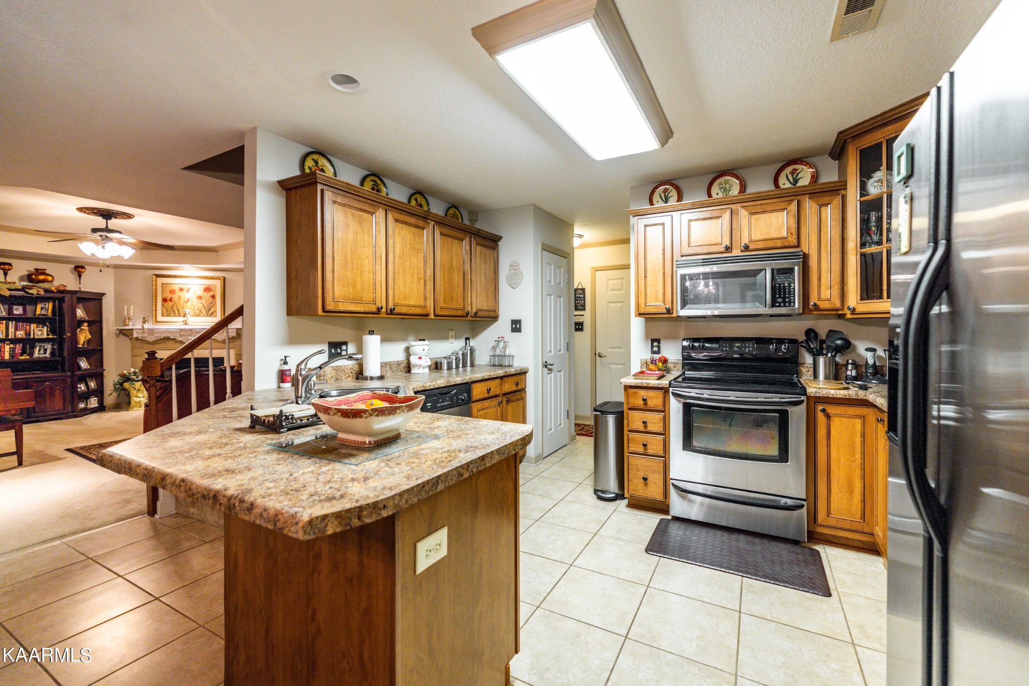 9043 Rocky Ridge Way, Unit 9 Knoxville, TN 37924 - Photo 11 of 31 a kitchen with a stove a sink and a refrigerator