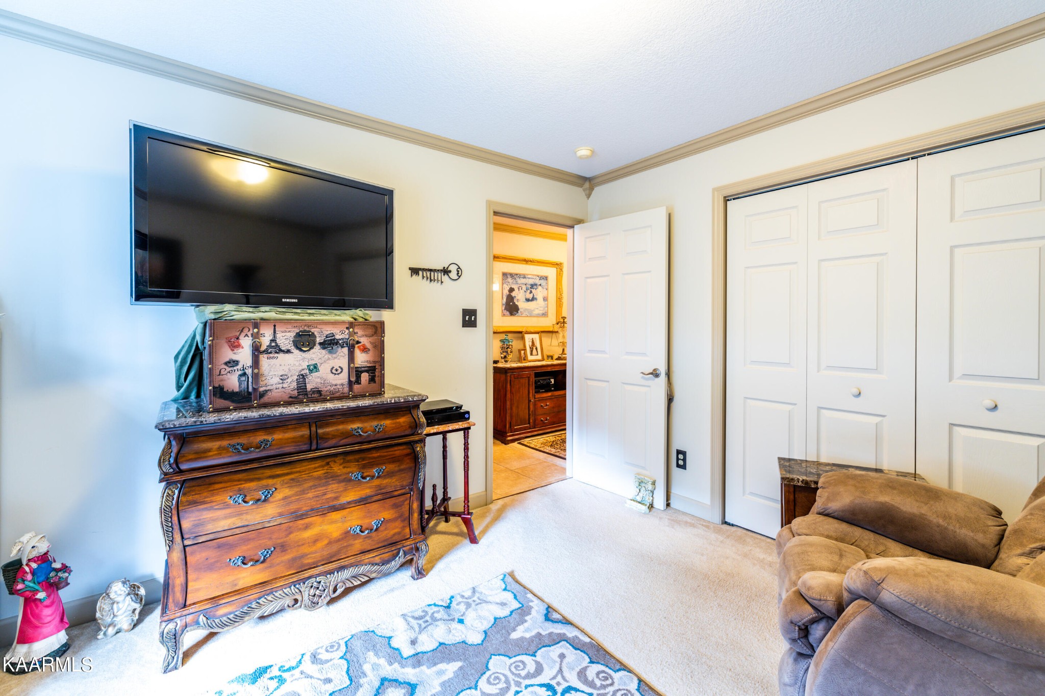 9043 Rocky Ridge Way, Unit 9 Knoxville, TN 37924 - Photo 17 of 31 a living room with furniture and a flat screen tv
