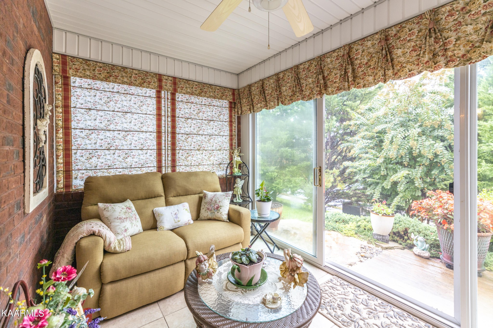 9043 Rocky Ridge Way, Unit 9 Knoxville, TN 37924 - Photo 19 of 31 a living room with furniture and a large window